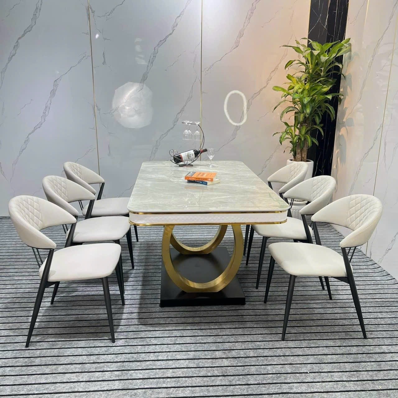 Bàn ăn mặt đá nhập khẩu cao cấp chân inox vàng từ AMA Furniture