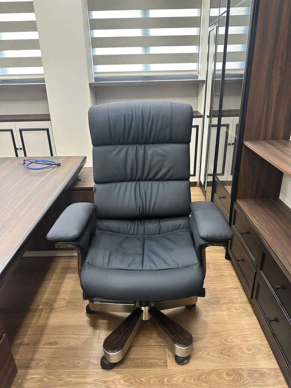 CM-B63AS.1 Ghế giám đốc cao cấp VIP hàng nhập khẩu dành cho sếp lãnh đạo hàng đầu đẳng cấp chất liệu da thật và khung gỗ chân thép A3 không gỉ được AMA FURNITURE nhập khẩu chính hãng bảo hành 02 năm