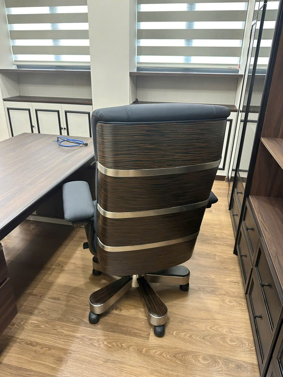 CM-B63AS.2 Ghế giám đốc cao cấp VIP hàng nhập khẩu dành cho sếp lãnh đạo hàng đầu đẳng cấp chất liệu da thật và khung gỗ chân thép A3 không gỉ được AMA FURNITURE nhập khẩu chính hãng bảo hành 02 năm