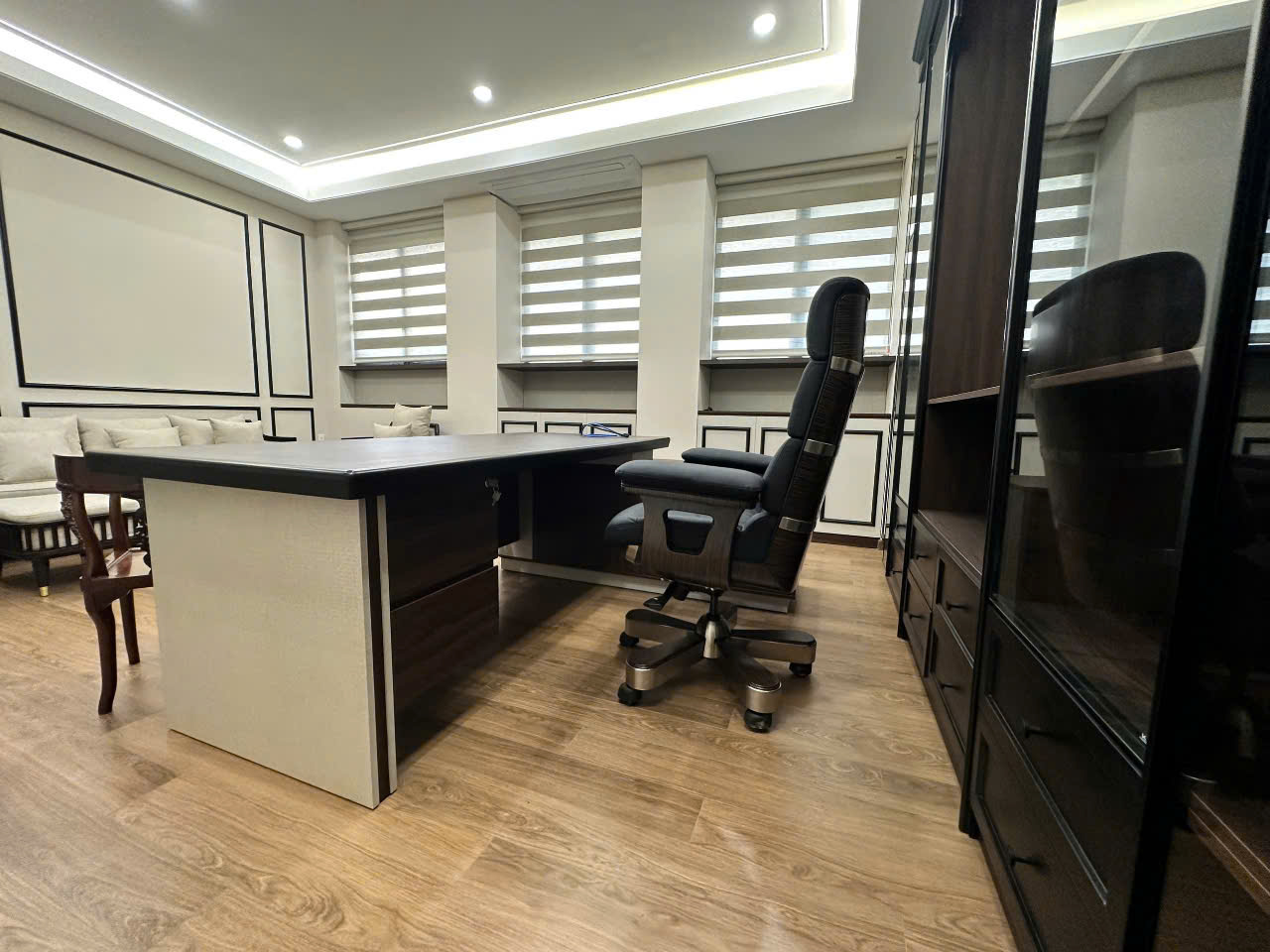 CM-B63AS.3 Ghế giám đốc cao cấp VIP hàng nhập khẩu dành cho sếp lãnh đạo hàng đầu đẳng cấp chất liệu da thật và khung gỗ chân thép A3 không gỉ được AMA FURNITURE nhập khẩu chính hãng bảo hành 02 năm