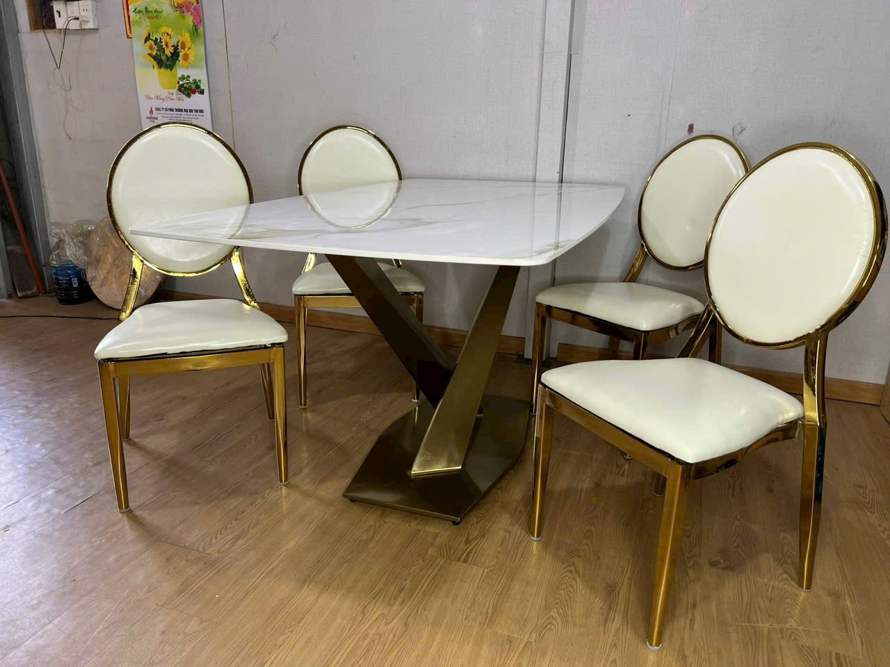 Bàn ăn mặt đá nhập khẩu cao cấp chân inox vàng từ AMA Furniture Bàn ăn mặt đá nhập khẩu cao cấp chân inox vàng từ AMA Furniture