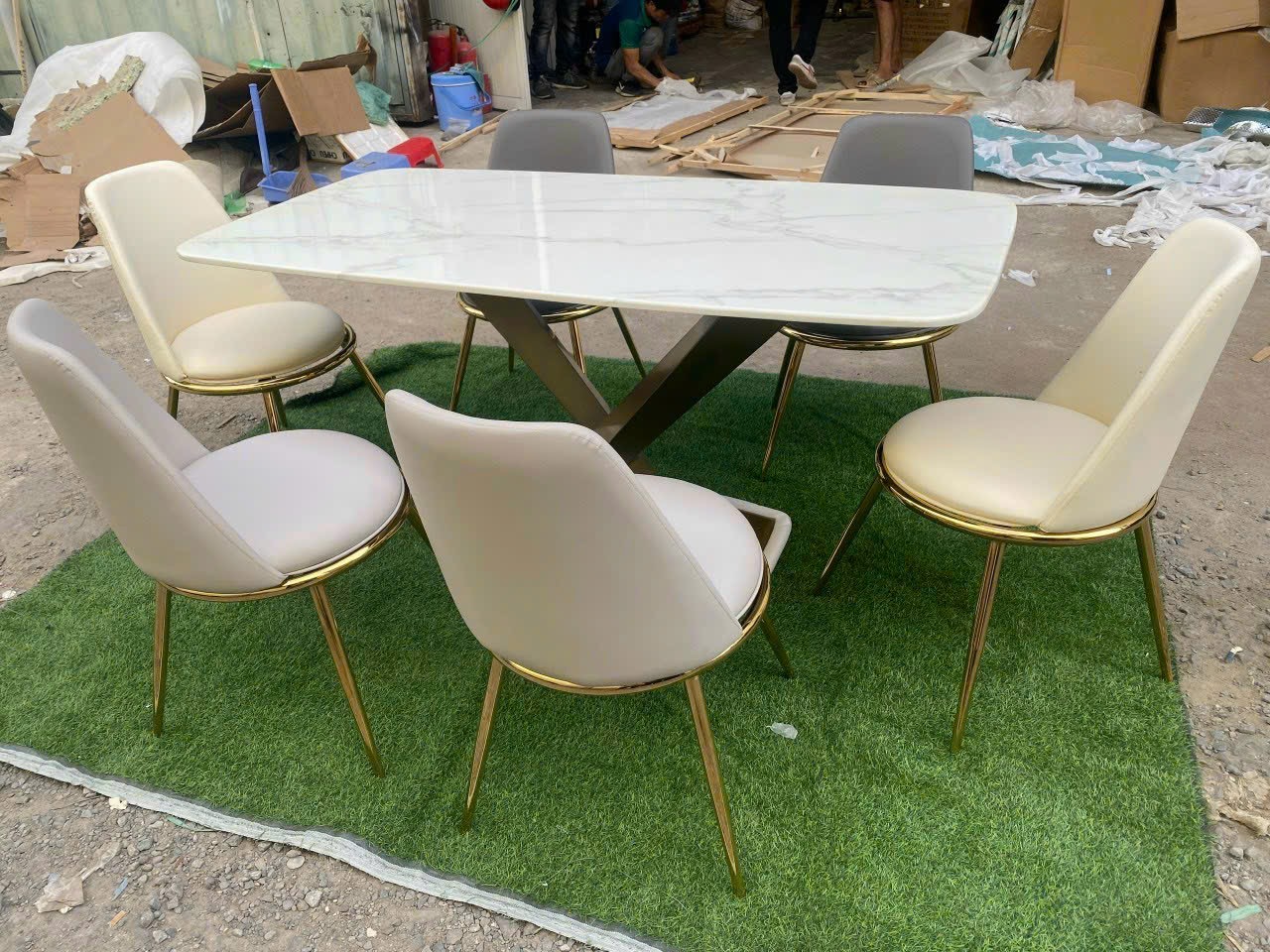 Bàn ăn mặt đá nhập khẩu cao cấp chân inox vàng từ AMA Furniture Bàn ăn mặt đá nhập khẩu cao cấp chân inox vàng từ AMA Furniture
