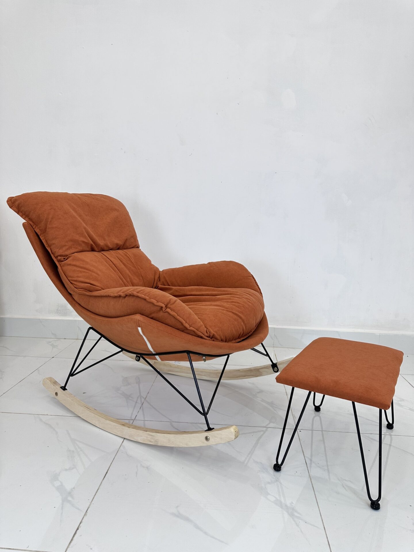 Ghế thư giãn Relax chair đọc sách ngoài trời ban công không gian giải trí hiện đại có chân bập bênh và đôn kê chân khung gỗ sắt kết cấu nhẹ dễ di chuyển được AMA Furniture nhập khẩu Ghế thư giãn Relax chair đọc sách ngoài trời ban công không gian giải trí hiện đại có chân bập bênh và đôn kê chân khung gỗ sắt kết cấu nhẹ dễ di chuyển được AMA Furniture nhập khẩu