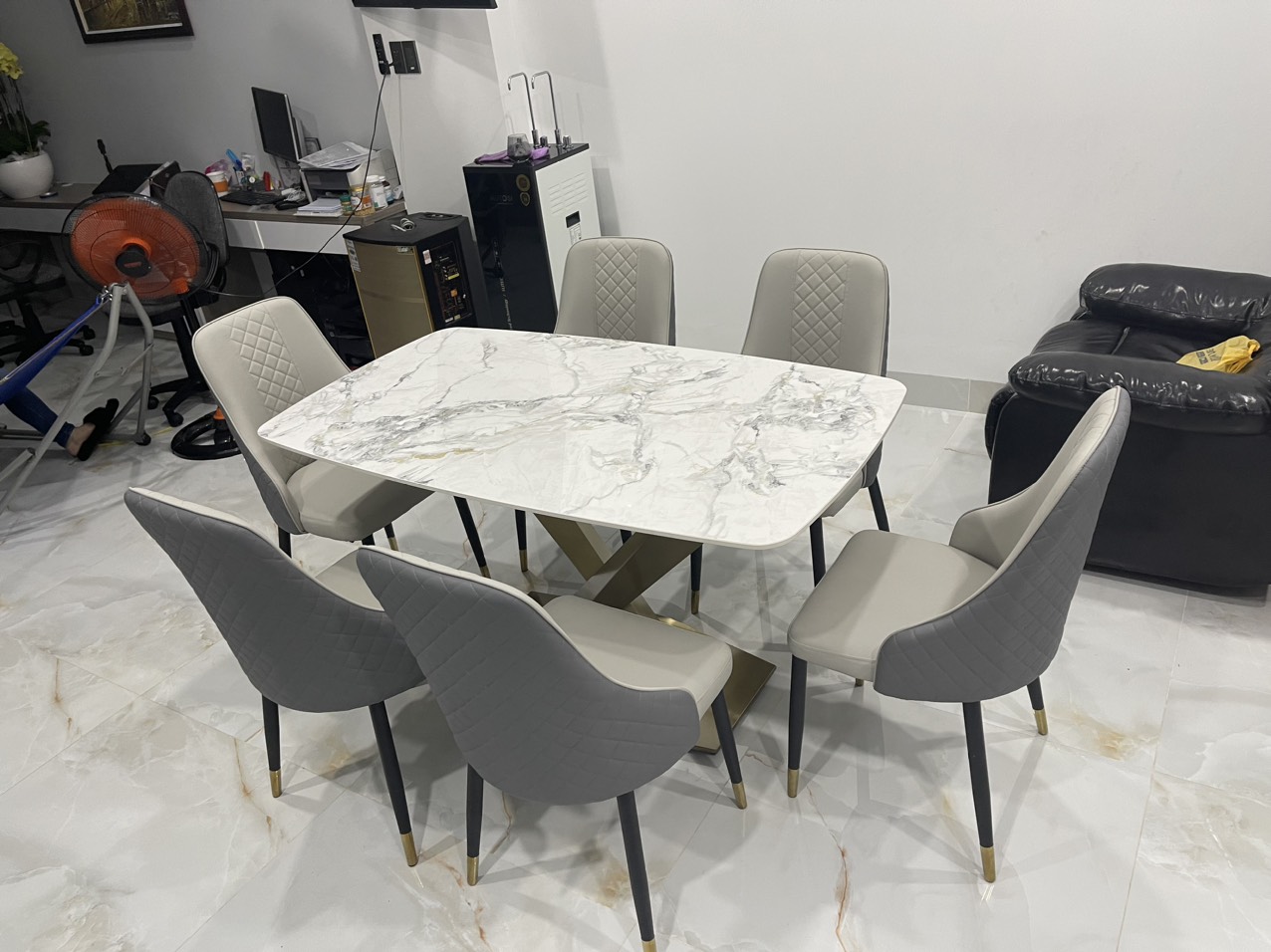 Bàn ăn mặt đá nhập khẩu cao cấp chân inox vàng từ AMA Furniture Bàn ăn mặt đá nhập khẩu cao cấp chân inox vàng từ AMA Furniture