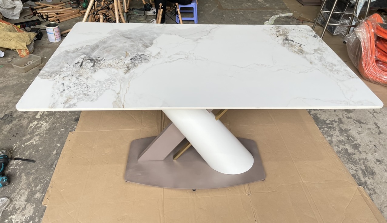 Bàn ăn mặt đá nhập khẩu cao cấp chân inox vàng từ AMA Furniture Bàn ăn mặt đá nhập khẩu cao cấp chân inox vàng từ AMA Furniture