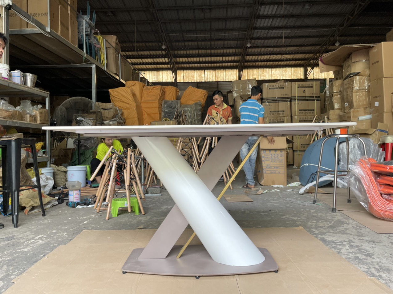 Bàn ăn mặt đá nhập khẩu cao cấp chân inox vàng từ AMA Furniture