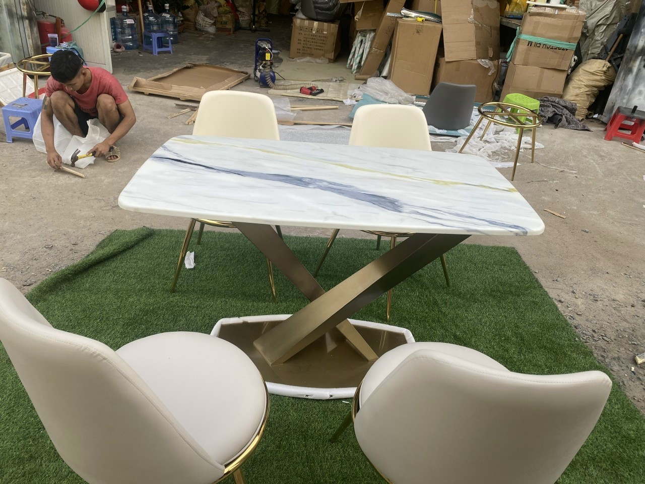 Bàn ăn mặt đá nhập khẩu cao cấp chân inox vàng từ AMA Furniture Bàn ăn mặt đá nhập khẩu cao cấp chân inox vàng từ AMA Furniture