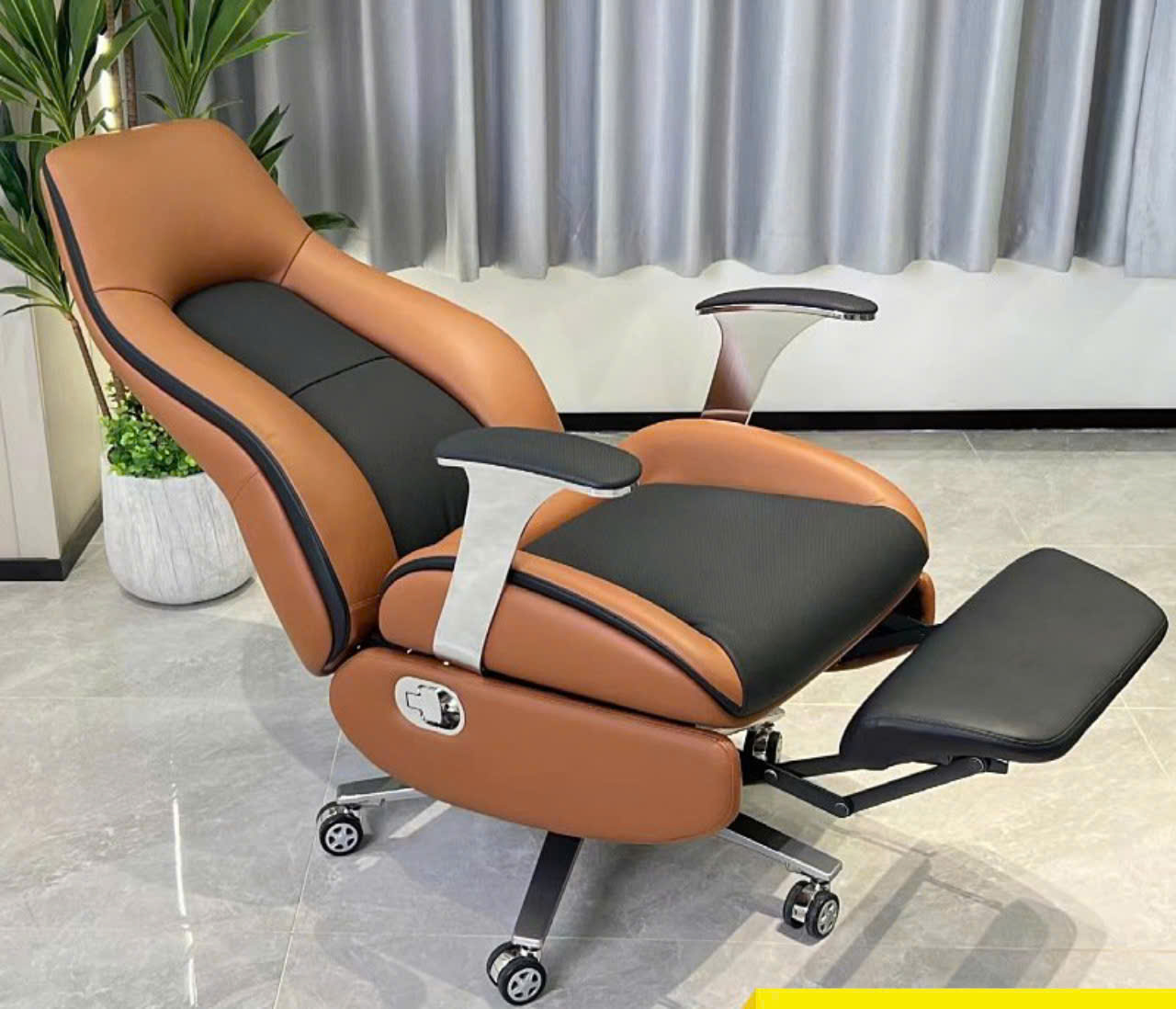 RC10339.5 Ghế làm việc thư giãn ngả lưng tự động với nút bấm và có cục rung massage phần dựa lưng giúp thư giãn thoải mái với thiết kế sang trọng khung gỗ Plywood đẳng cấp mang đến không gian làm việc đúng chất AMA FURNITURE