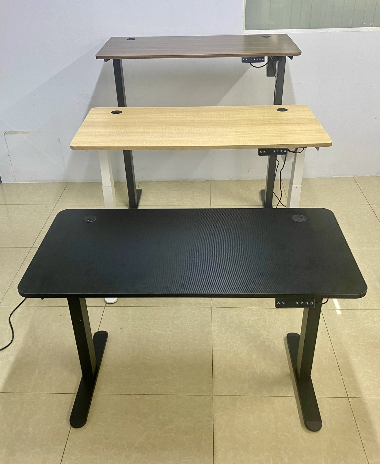 Y102 Bàn làm việc nâng hạ thông minh chỉnh điện có thể nhớ 03 vị trí chiều cao khác nhau chịu tải trọng lớn rất tiện lợi được nhập khẩu bởi AMA Furniture