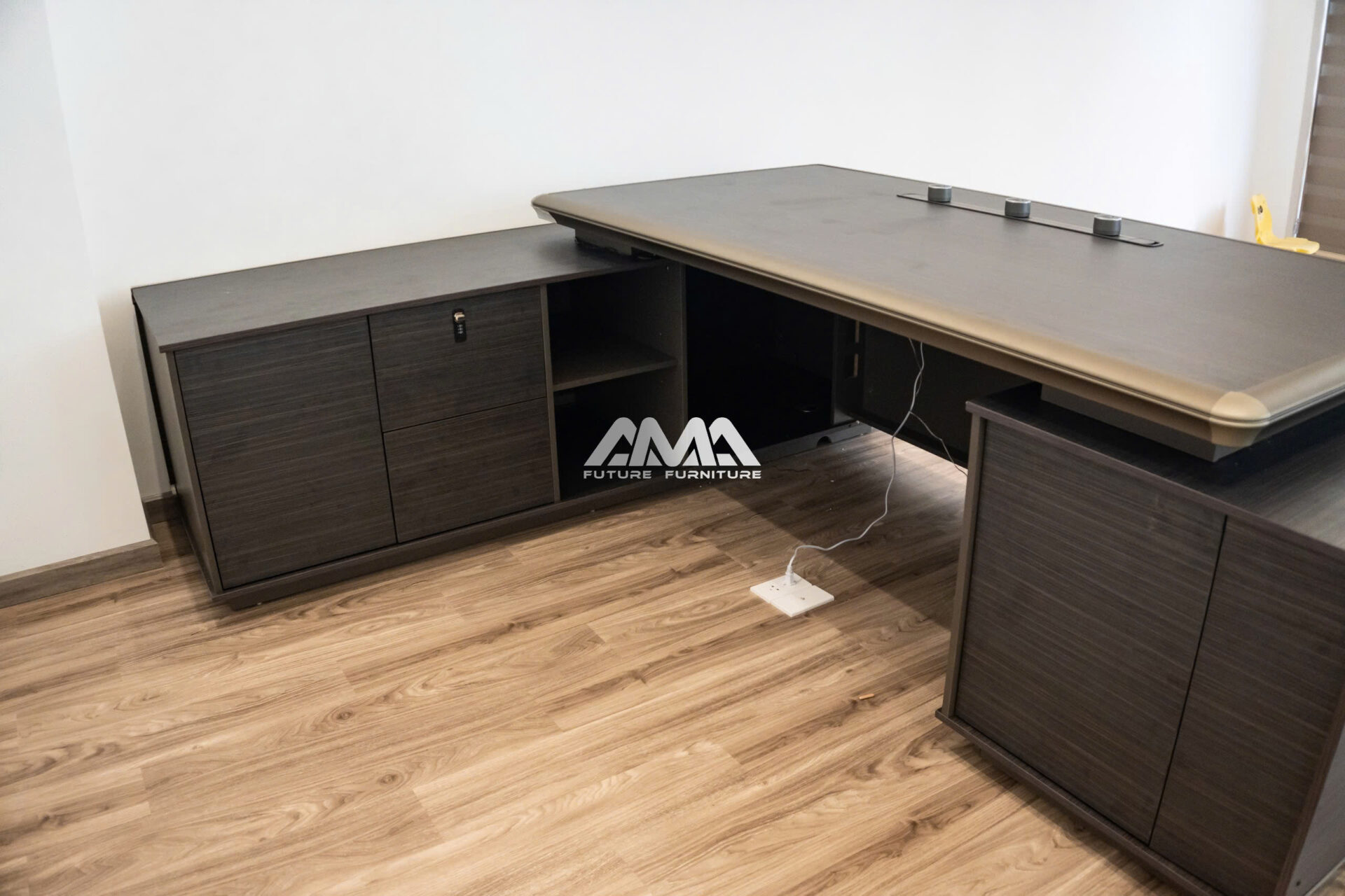 DE10303-24.11 Bàn giám đốc bàn làm việc cao cấp với thiết kế hiện đại đa năng ổ khoá số bảo mật mặt bàn chống trầy xước có đèn Led và viền nhôm cao cấp được nhập khẩu bởi AMA Furniture