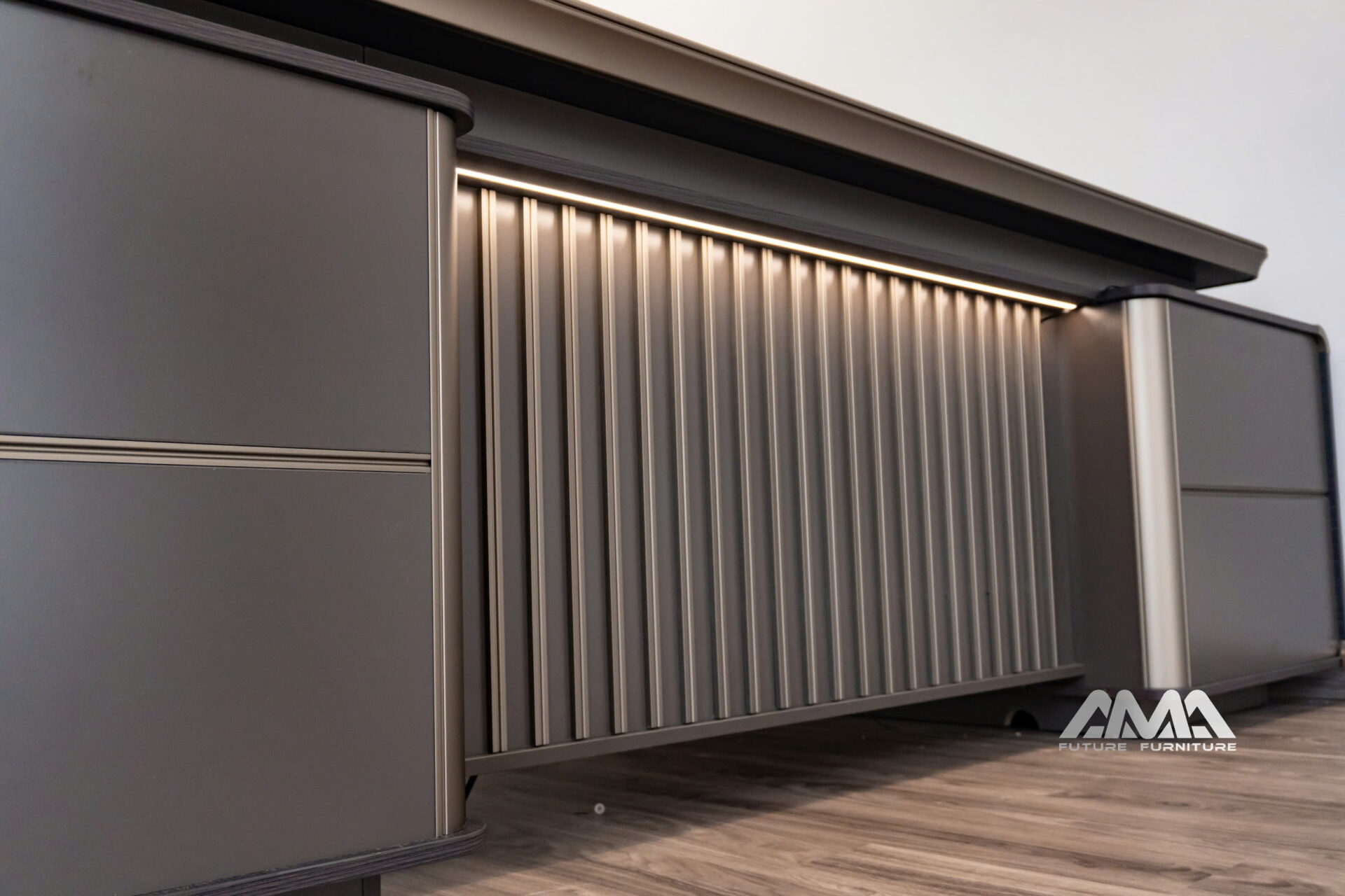 DE10303-24.17 Bàn giám đốc bàn làm việc cao cấp với thiết kế hiện đại đa năng ổ khoá số bảo mật mặt bàn chống trầy xước có đèn Led và viền nhôm cao cấp được nhập khẩu bởi AMA Furniture