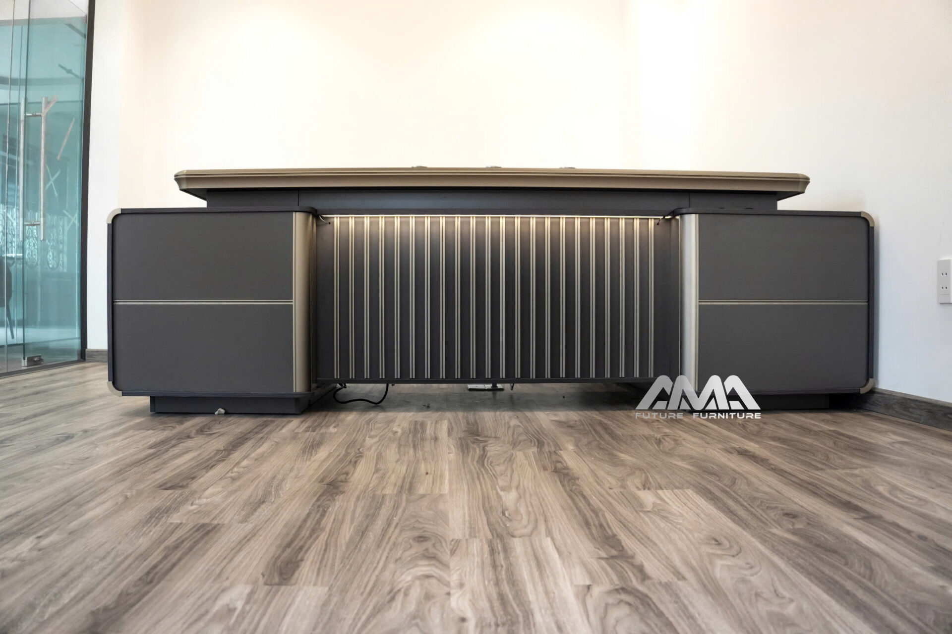 DE10303-24.19 Bàn giám đốc bàn làm việc cao cấp với thiết kế hiện đại đa năng ổ khoá số bảo mật mặt bàn chống trầy xước có đèn Led và viền nhôm cao cấp được nhập khẩu bởi AMA Furniture