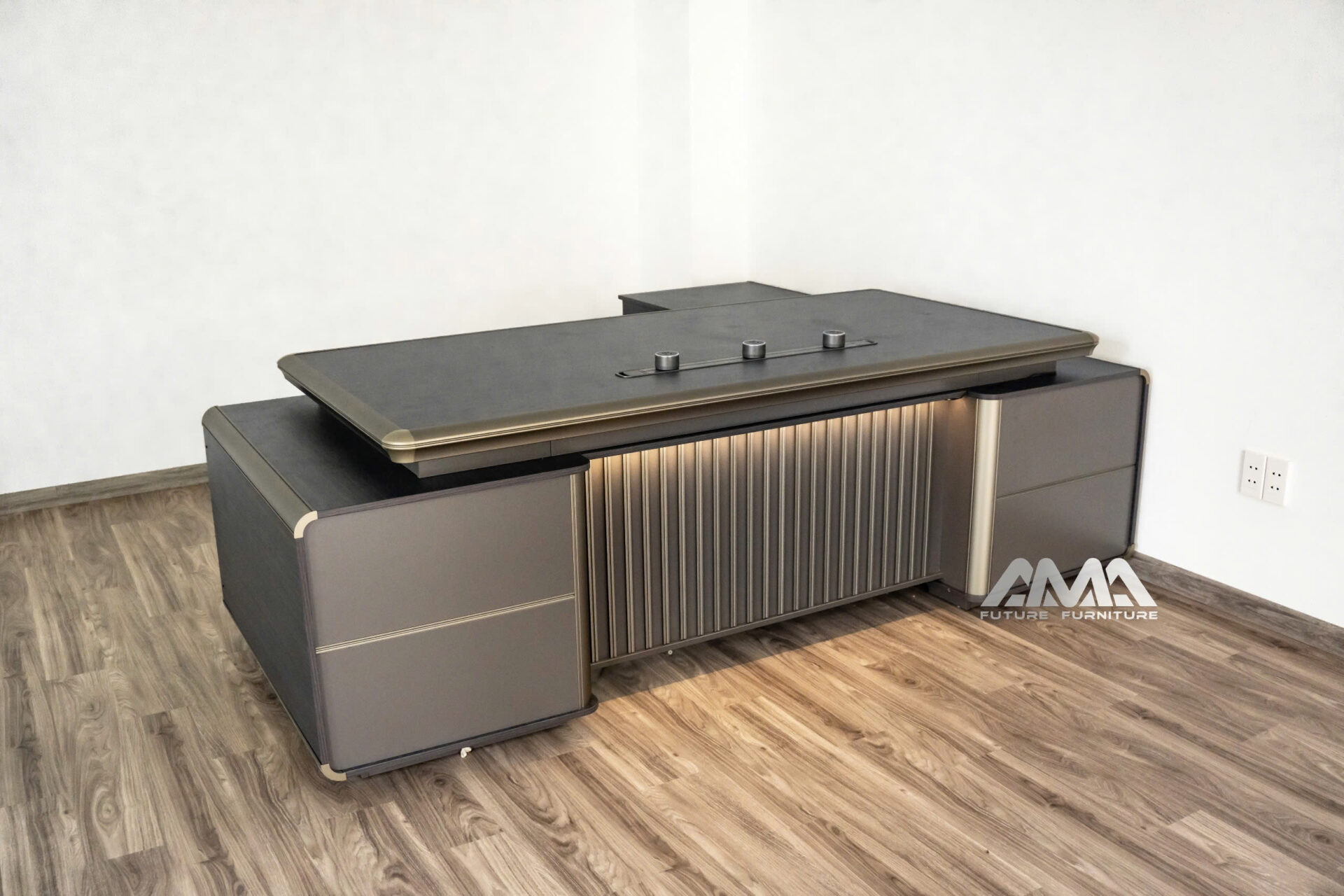 DE10303-24.8 Bàn giám đốc bàn làm việc cao cấp với thiết kế hiện đại đa năng ổ khoá số bảo mật mặt bàn chống trầy xước có đèn Led và viền nhôm cao cấp được nhập khẩu bởi AMA Furniture