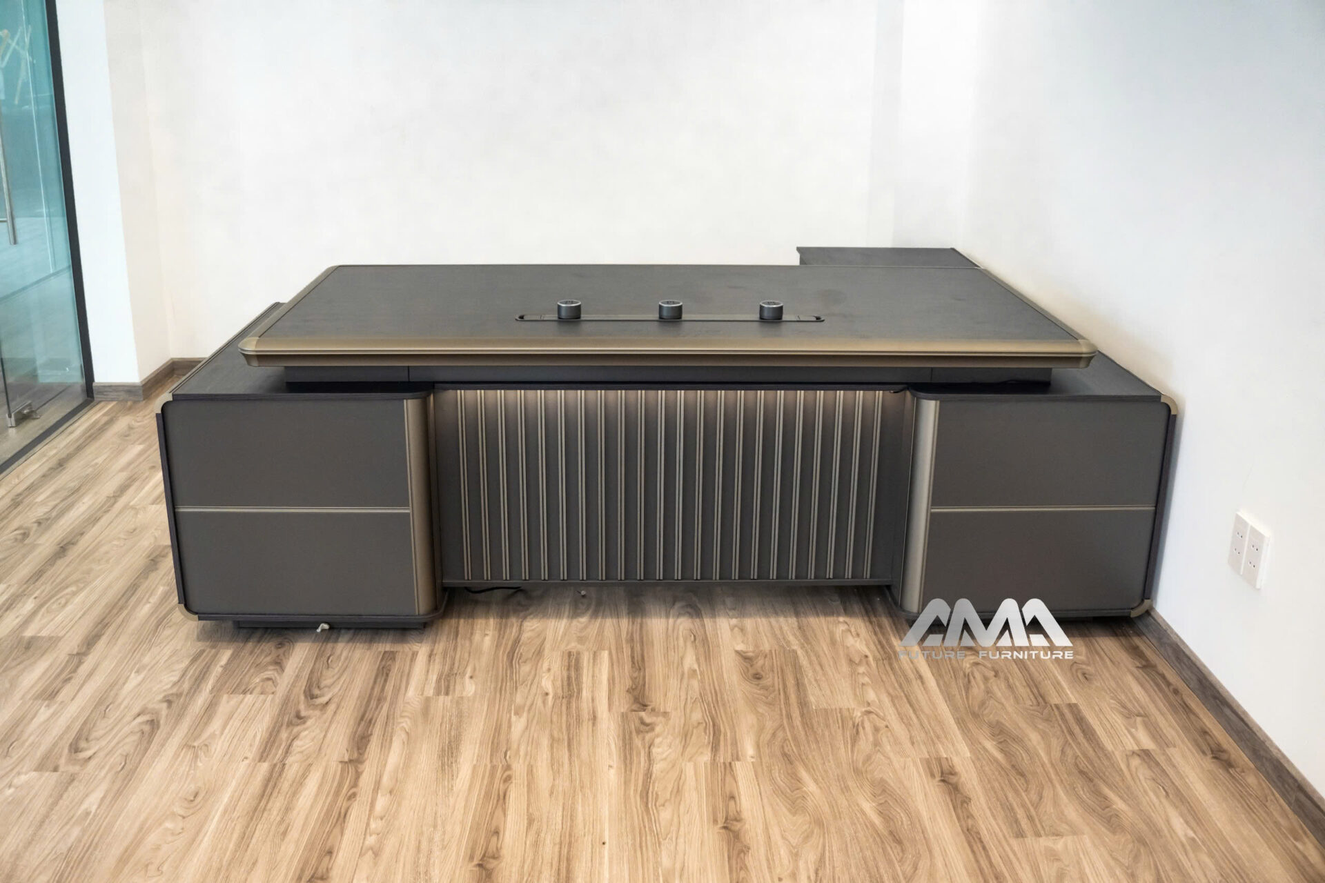 DE10303-24.9 Bàn giám đốc bàn làm việc cao cấp với thiết kế hiện đại đa năng ổ khoá số bảo mật mặt bàn chống trầy xước có đèn Led và viền nhôm cao cấp được nhập khẩu bởi AMA Furniture